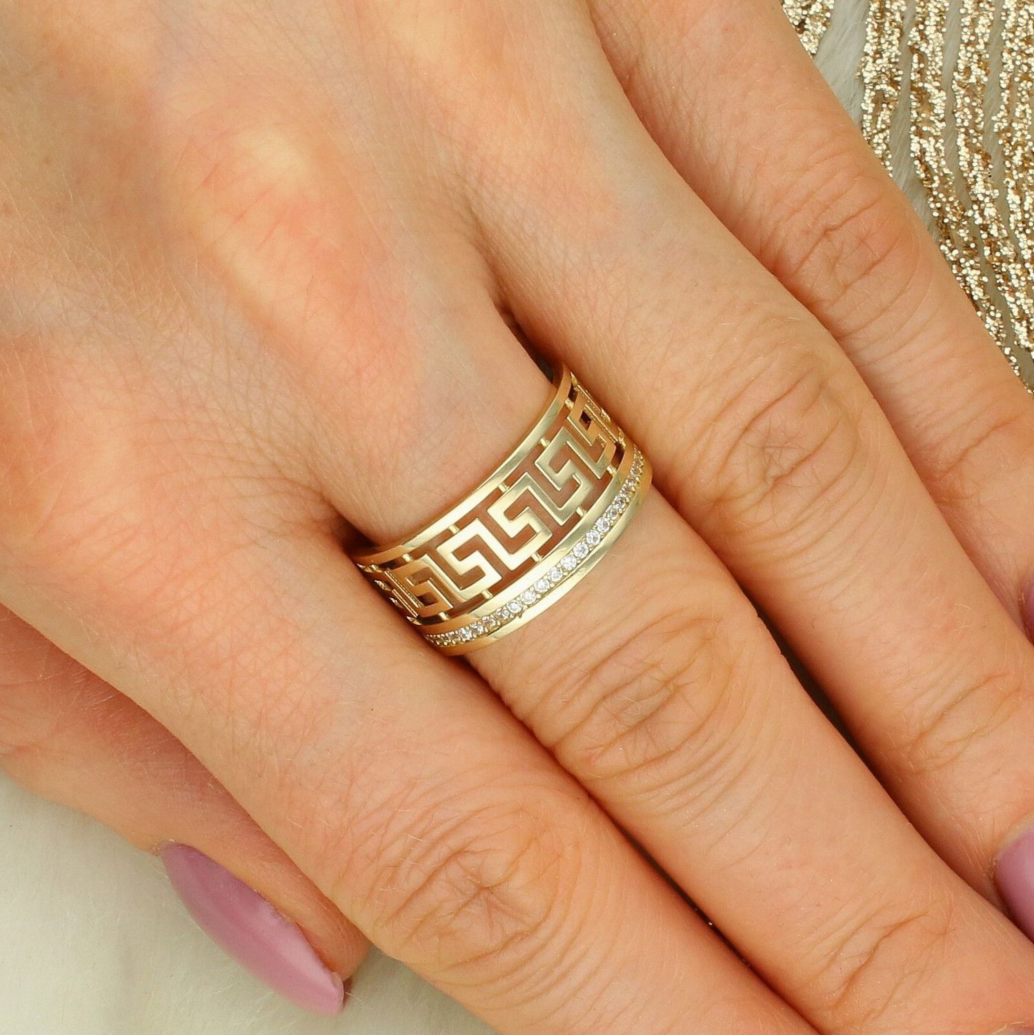 Elegancki pierścionek damski z żółtego złota próby 375, wysadzany cyrkoniami, z motywem greckim. Okazały, błyszczący pierścionek z kolekcji Ornament – idealny na prezent.1.jpg